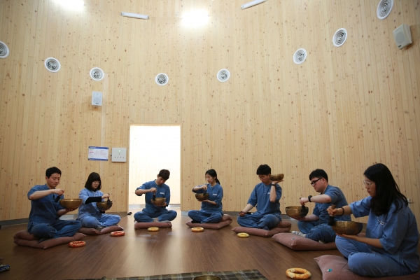 국립산림치유원 예천운영본부 싱잉볼 명상 프로그램 (산림청 한국산림복지진흥원 국립산림치유원 제공)