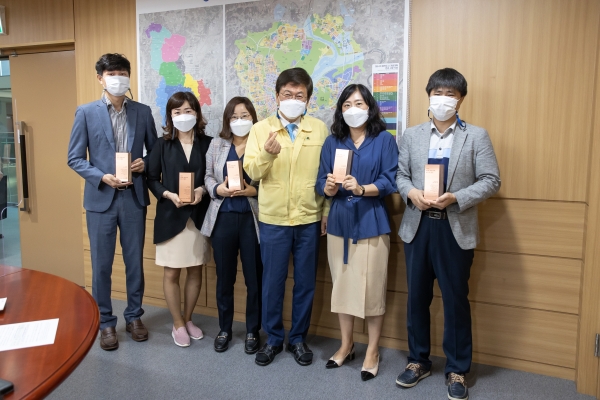 13일, 청사 3층 상황실에서 최교진 교육감이 보도의 달인들과 기념사진을 찍고 있다. (왼쪽부터 김광식 주무관, 고재순 장학사, 박정순 주무관, 최교진 교육감, 정상희 장학사, 최수형 장학관)