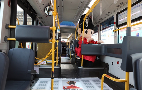 충녕 캐릭터가 충녕캐릭터버스에 탑승하고 있다.