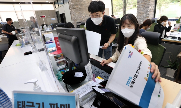 산내동 행정복지센터 직원들이 임시청사에서 업무 준비를 하고 있다