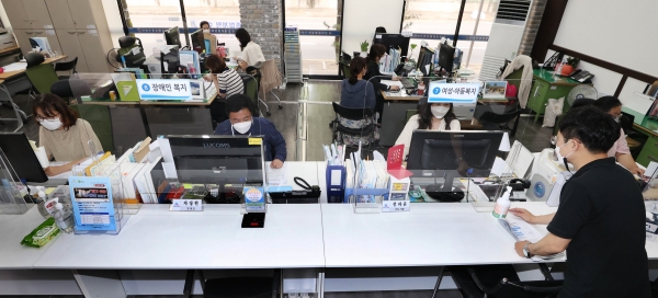 산내동 행정복지센터 직원들이 임시청사에서 업무 준비를 하고 있다
