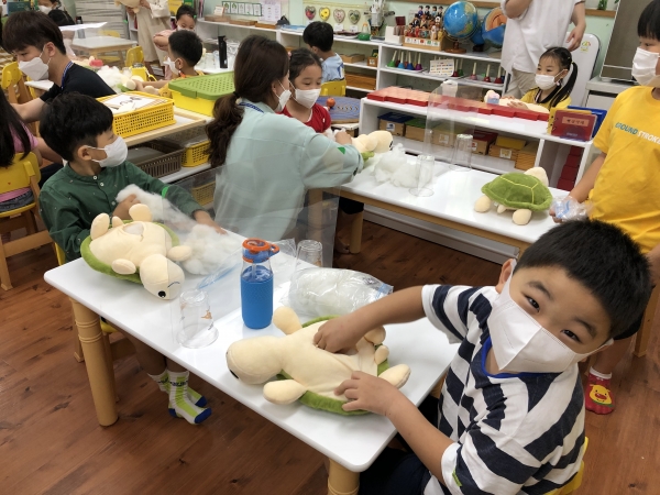 성언유치원 아이들이 그린이 양성 단계별 환경 교육과정 중 2단계 업사이클링 인형만들기 체험 모습