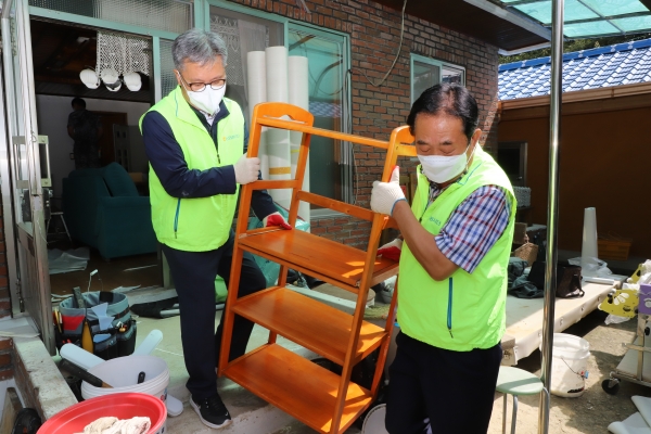 길정섭 충남세종농협 본부장(왼쪽)과 임유수 세종중앙농협 조합장(오른쪽)이 추석을 맞아 세종시 연기면 소재 취약농가를 찾아 생활 환경개선 농촌 현장봉사활동을 펼치고 있다.