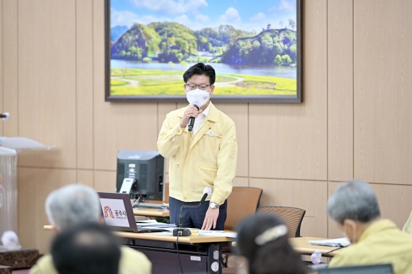 13일 시청 대백제실에서 열린 주간업무보고회를 진행 중인 김정섭 시장