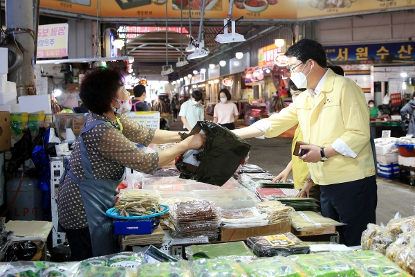 맹정호 서산시장이 14일 서산동부전통시장을 방문해 장을 보는 모습