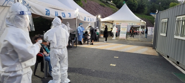 이순신종합운동장 선별진료소에서 무료 검사를 받는 모습