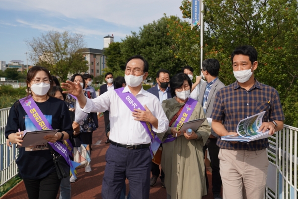 지난 13일 천호지 생활체육공원에서 여성친화도시 시민참여단과 박상돈 천안시장이 성인지적 관점 안전모니터링 현장 점검 실시
