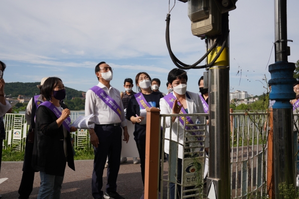 지난 13일 천호지 생활체육공원에서 여성친화도시 시민참여단과 박상돈 천안시장이 성인지적 관점 안전모니터링 현장 점검 실시