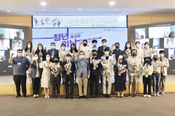 지난 11일 천안시청 대회의실에서 제2회 청년의 날 기념행사가 열려 천안시장과 참석자들이 기념촬영을 하고 있다.