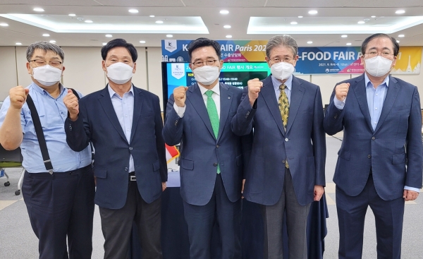 2021 파리 K-Food FAIR B2B 수출상담회 사진2  * 한국농수산식품유통공사 김춘진 사장(가운데)