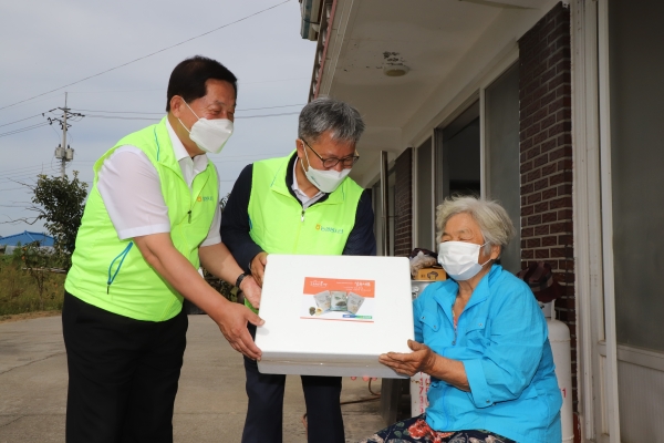 길정섭 충남세종농협 본부장(가운데), 장순찬 홍북농협 조합장(왼쪽)은 추석명절을 맞아 홍성군 홍북읍 양순애(86) 어르신댁을 찾아 사랑의 송편을 전달했다.