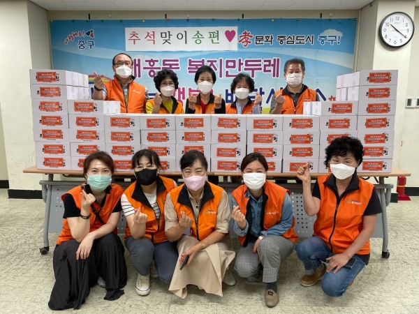 14일 대흥동행정복지센터에서 열린 송편 나눔 행사 모습