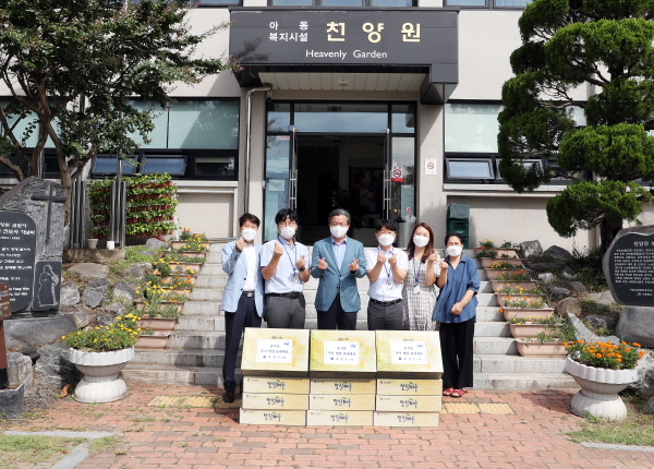 14일 정용래 유성구청장(왼쪽 세 번째)이 천양원을 방문해 위문품을 전달하고 기념촬영 모습