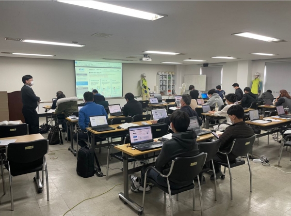 소규모 제조업체 평가담당자들이 산업재해 예방 교육을 받고 있다