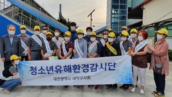 지난 13일 신탄진동 일원에서 청소년 유해환경 개선을 위한 민·관 합동 계도․점검 및 캠페인 전개