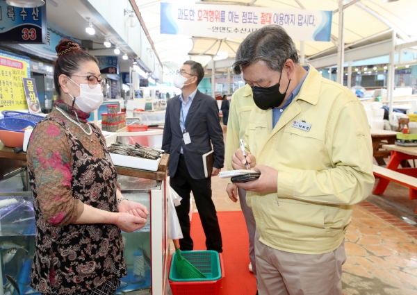 추석명절 맞아 안면도 수산시장을 방문 점검하는 가세로 군수