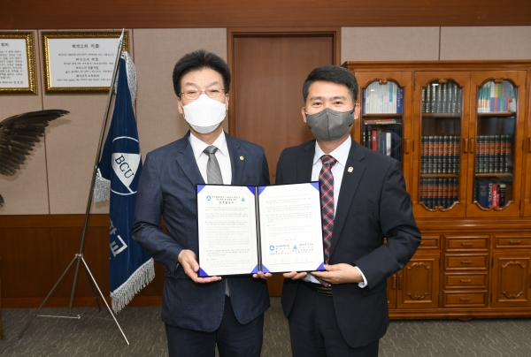 백석문화대학교와 대한민국 육군본부가 학군교류협약 후 기념촬영.(왼쪽부터 백석문화대 송기신 총장, 육군본부 김기영 인적자원개발과장)