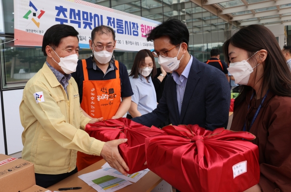 지난 14일 동구청 1층 광장에서 ‘추석맞이 전통시장 한마음장터’ 개장 모습