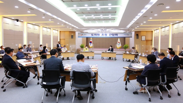 16일 시청 대회의실에서 열린 도의원 초청 간담회 모습