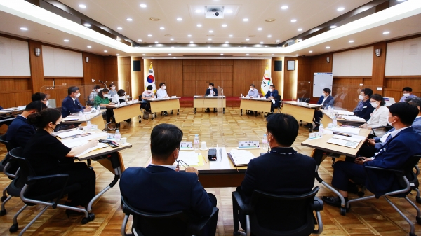 맹정호 서산시장이 15일 시청 중회의실에서 성연중 학부모들과 소통하는 모습