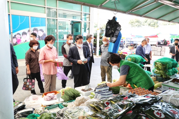 김홍장 당진시장, 추석 맞이 전통시장 방문 상인 격려 모습