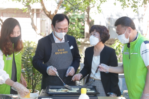 박상돈 시장, 추석맞이 어르신 위문-명절음식 만들기 모습