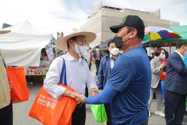 박상돈 천안시장, 전통시장 장보기 모습-병천시장