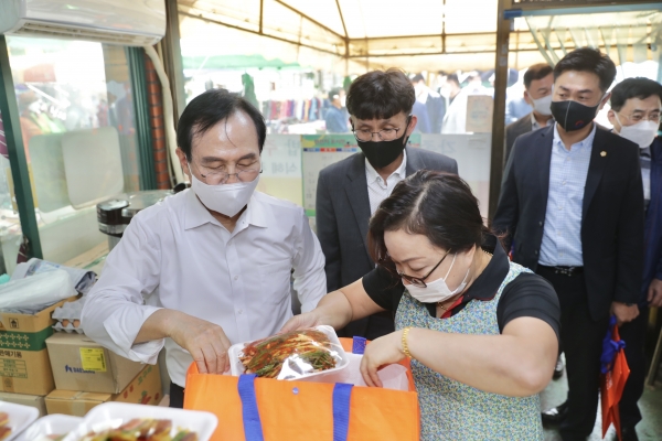 박상돈 천안시장, 전통시장 장보기 모습-성환이화시장