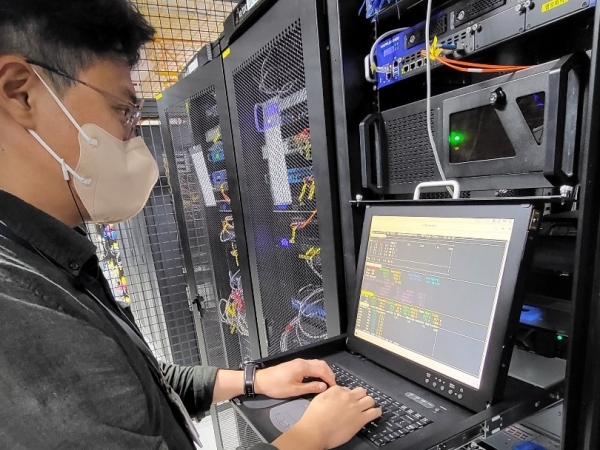 한국산림복지진흥원 정보보안팀 이정수 대리가 14일 대전 탄방동 KT IDC센터에서 디도스(DDoS) 대응 훈련을 위해 사전준비 중이다