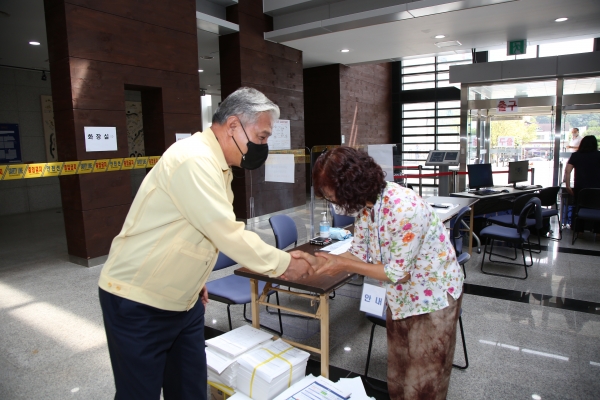 문정우 금산군수가 코로나19 상생 국민지원금 접수 주민을 격려하고 있다.