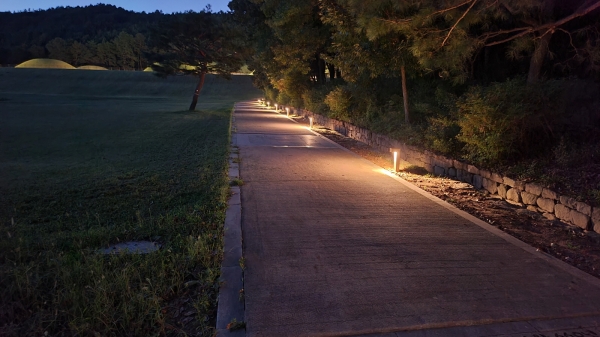 탐방로에서 바라본 봉분 모습