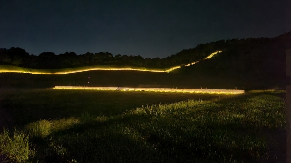탐방로에서 바라본 부여 나성과 능산리 사지 모습