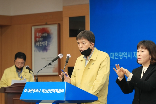 지난해 3월 당시 이강혁 대전시 보건복지국장이 추가 확진자 관련 온라인 브리핑을 하고 있는 모습. (충청뉴스 DB)