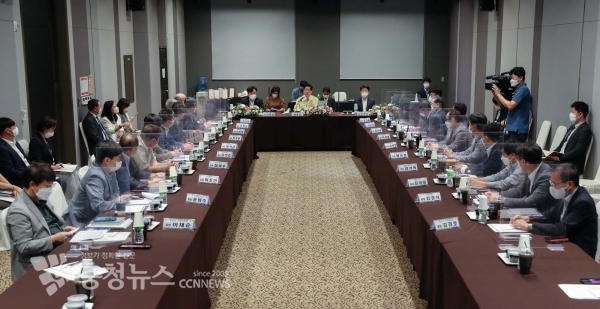 충남도가 16일 도내 외국인투자기업 초청 간담회를 가졌다.