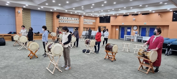 청양군, 평생학습 프로그램 (장구 배우기 모습)