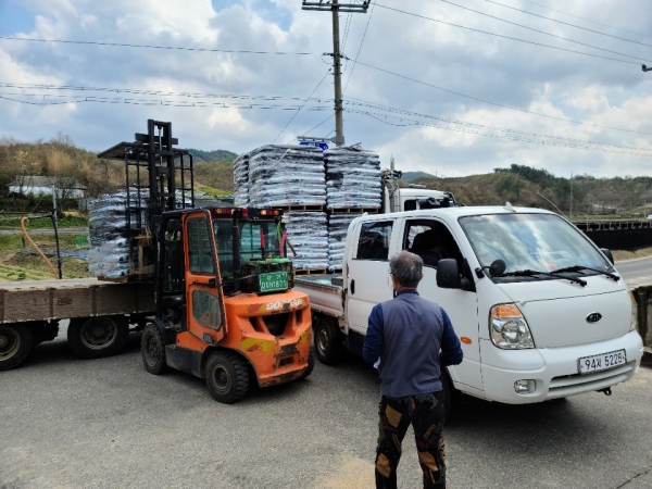 친환경 비료 지원 모습