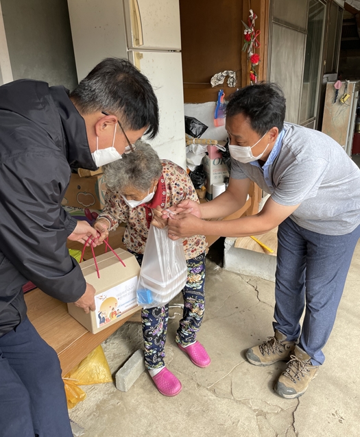 수자원공사 보령권지사는 17일 추석명절을 맞아 저소득층 독거노인을 대상으로 사랑나눔 봉사활동을 실시하였다(맨왼쪽 보령권지사장).