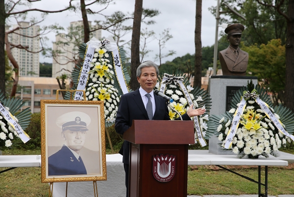 ‘윌리엄 해밀턴 쇼’ 대위 전사 71주기 추모예배에서 권혁대 목원대 총장 모습