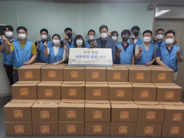 한국가스기술공사 임직원이 복지기관 관계자와 함께 기념촬영을 하고 있다.