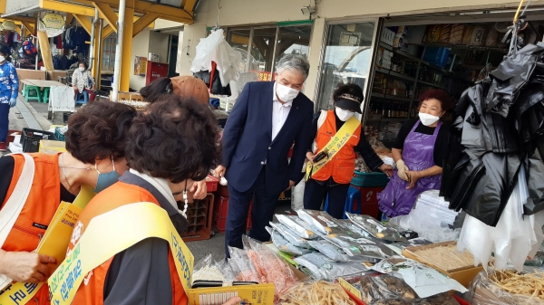 문정우 금산군수가 지난 9월 16일 금산금빛시장에서 추석 명절 장을 보고 있다.