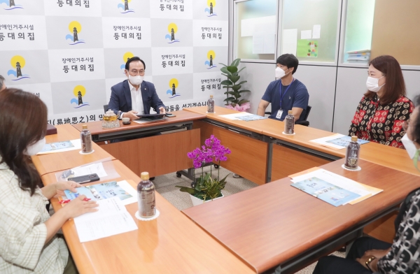 박상돈 천안시장이 17일 추석 명절을 앞두고 장애인생활시설인 등대의 집을 방문해 시설 관계자와 이용자를 격려하며 애로사항 등을 청취하고 있다.