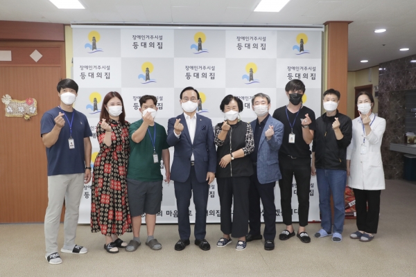 박상돈 천안시장이 17일 추석 명절을 앞두고 장애인생활시설인 등대의 집을 방문해 시설 관계자와 기념사진 모습