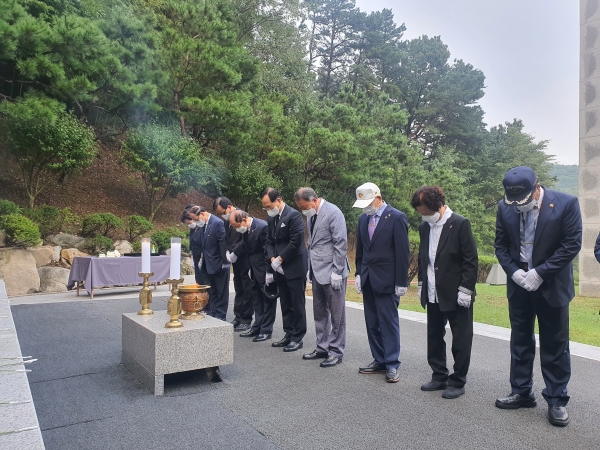 박상돈 천안시장이 22일 보훈단체장과 천안인의 상을 참배하고 있다.