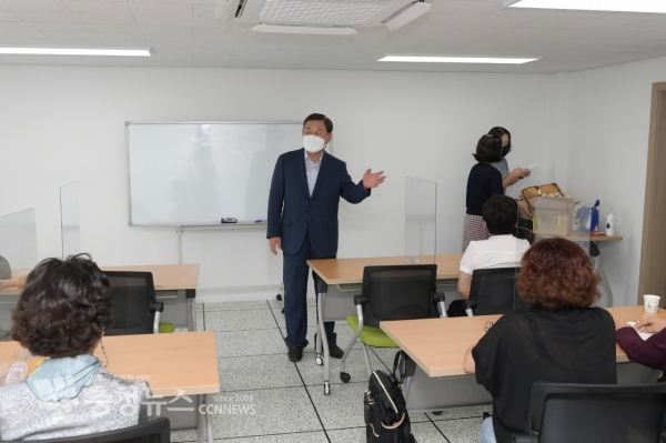 환선봉 예산군수가 여성사회교육장을 방문, 수강생을 격려하고 있다.