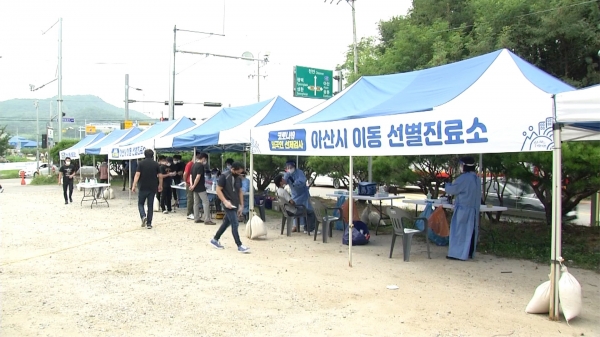 외국인 근로자가 임시 선별진료소에서 검사받고 있는 장면