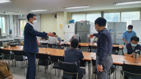 오채환 시 기획경제국장 제조기업 외국인 기숙사 현장 점검 장면