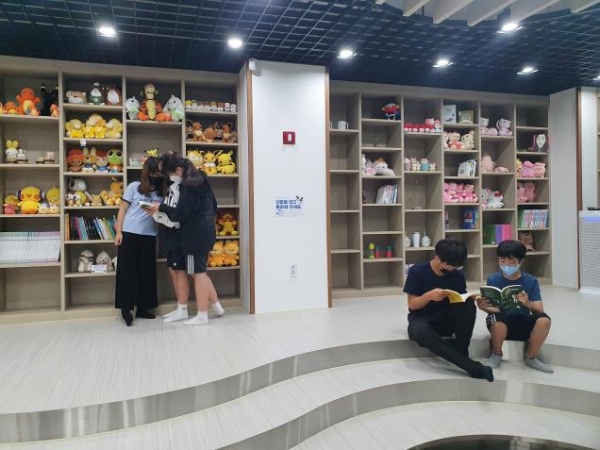 청소년들이 청소년자유공간 청다움 6호점을 이용하고 있는 모습.