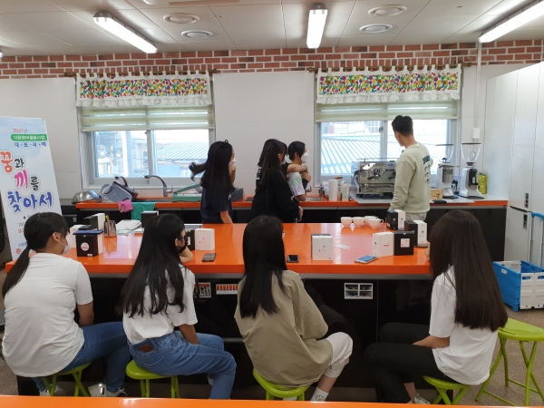 바리스타 직업체험 중인 청소년 참여자들