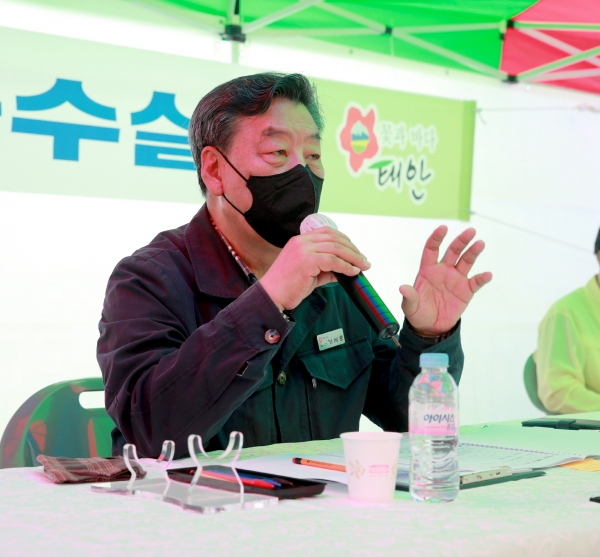 가세로 군수가 24일 안면읍 창기리에 위치한 백사장항을 방문해 사업계획을 전달하고 주민 의견을 듣는 ‘현장 군수실’을 운영 했다.