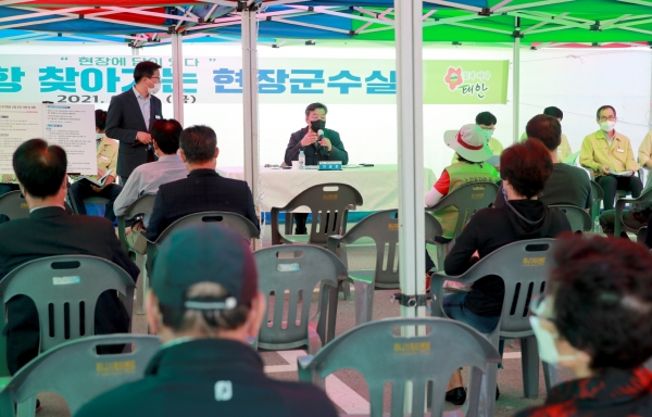 24일 안면읍 창기리에 위치한 백사장항을 방문해 사업계획을 전달하고 주민 의견을 듣는 ‘현장 군수실’ 운영